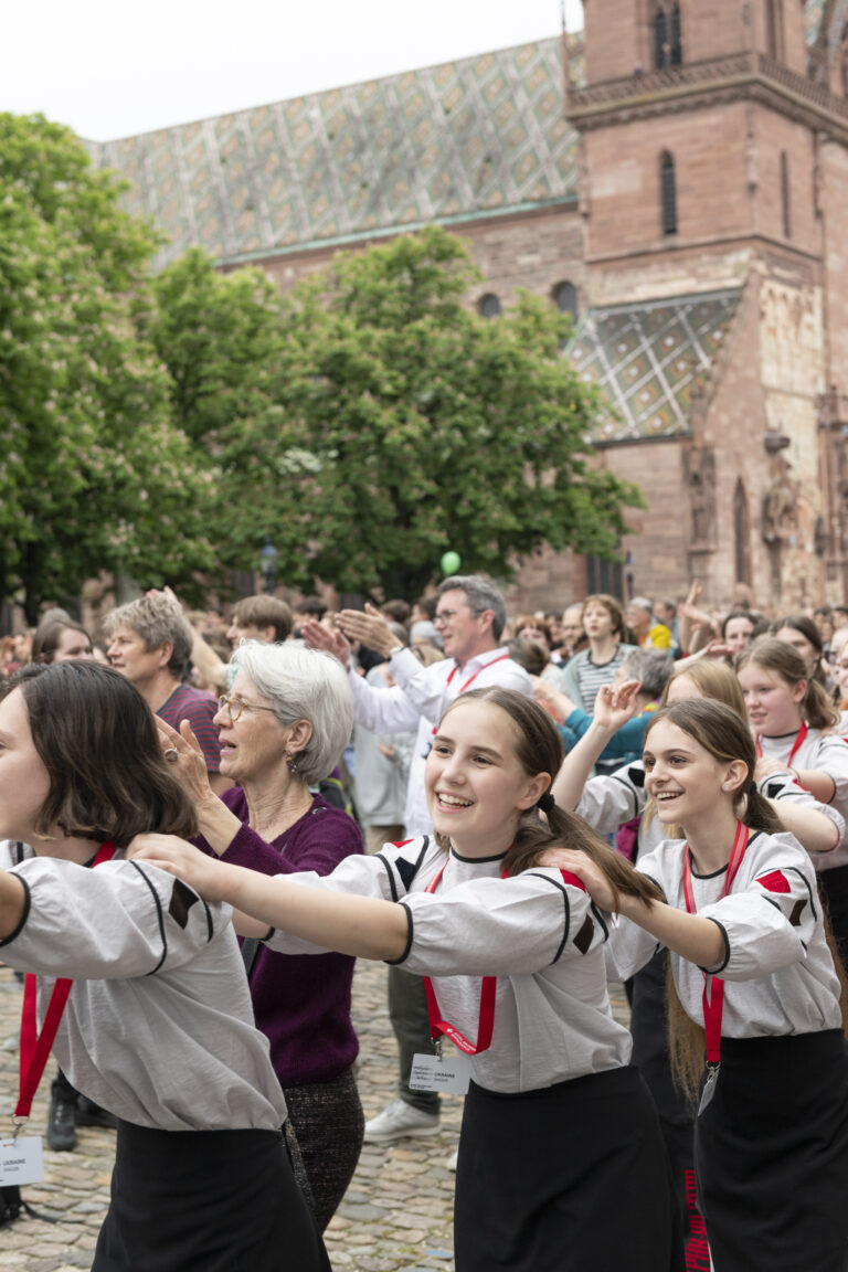 EJCF2023_Mädchenchor «Shchedryk»_BodyPercussionEnGros_MünsterplatzBasel_©ChristianFlierl_DSC5805